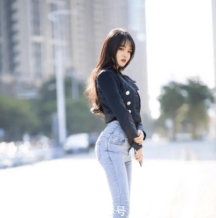 辣妈@紧身牛仔裤秀出完美身材，网友：太“辣”了！，街上偶遇时尚辣妈