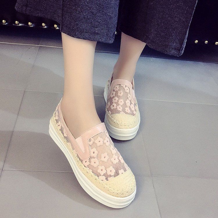 国庆旅游，50岁婆婆穿这休闲鞋，没高跟鞋累脚还显嫩，忒舒适