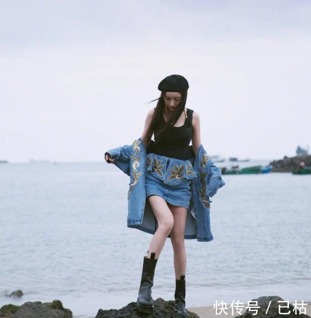 『轻松』今年果汁系少女轻松slay全场啦!深蓝色牛仔背带裤减龄必备穿搭