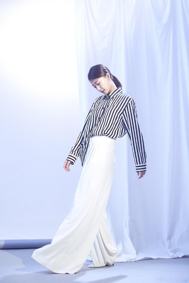 张小斐凭借好身材把大衣都穿得这么性感，网友：难怪能一腿成名