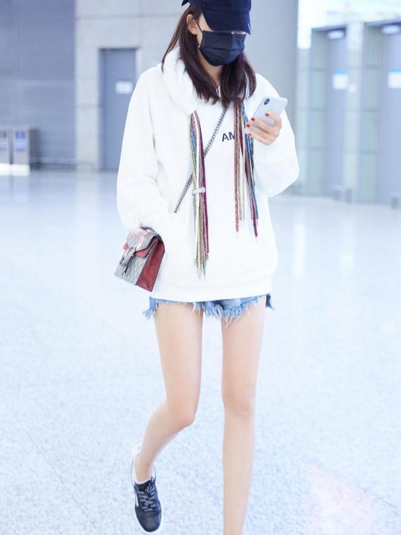 孙怡只是胖着玩玩? 穿卫衣搭配热裤,“筷子腿”也回来了