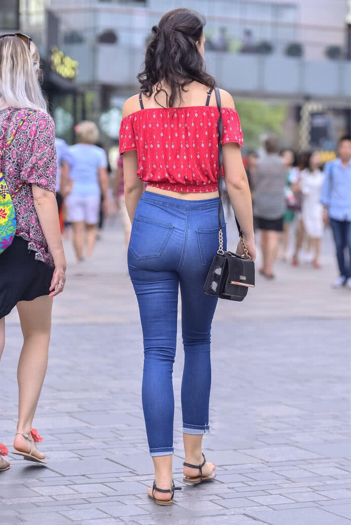 街拍丰韵饱满的身材让人忍不住多看一眼