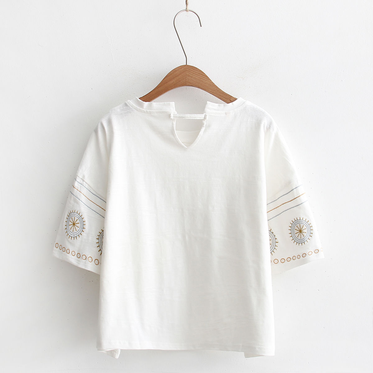 今年最流行的几款t恤，时髦好看洋气百搭，轻松打造精致女神范儿