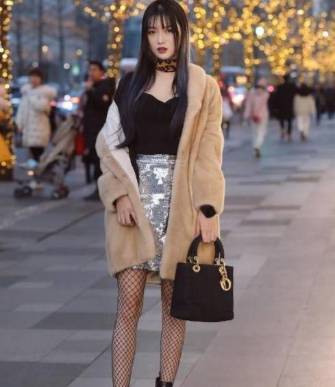  小姐姐■街拍：身穿黄色休闲衣搭配牛仔短裤，小姐姐很淑女哦