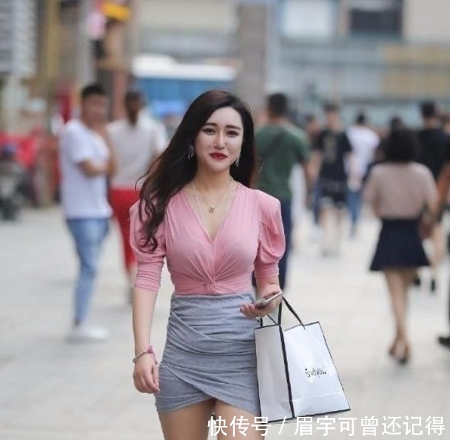  显得■路人街拍，小姐姐橘色打底裤搭配吊带背心，显得非常绚丽