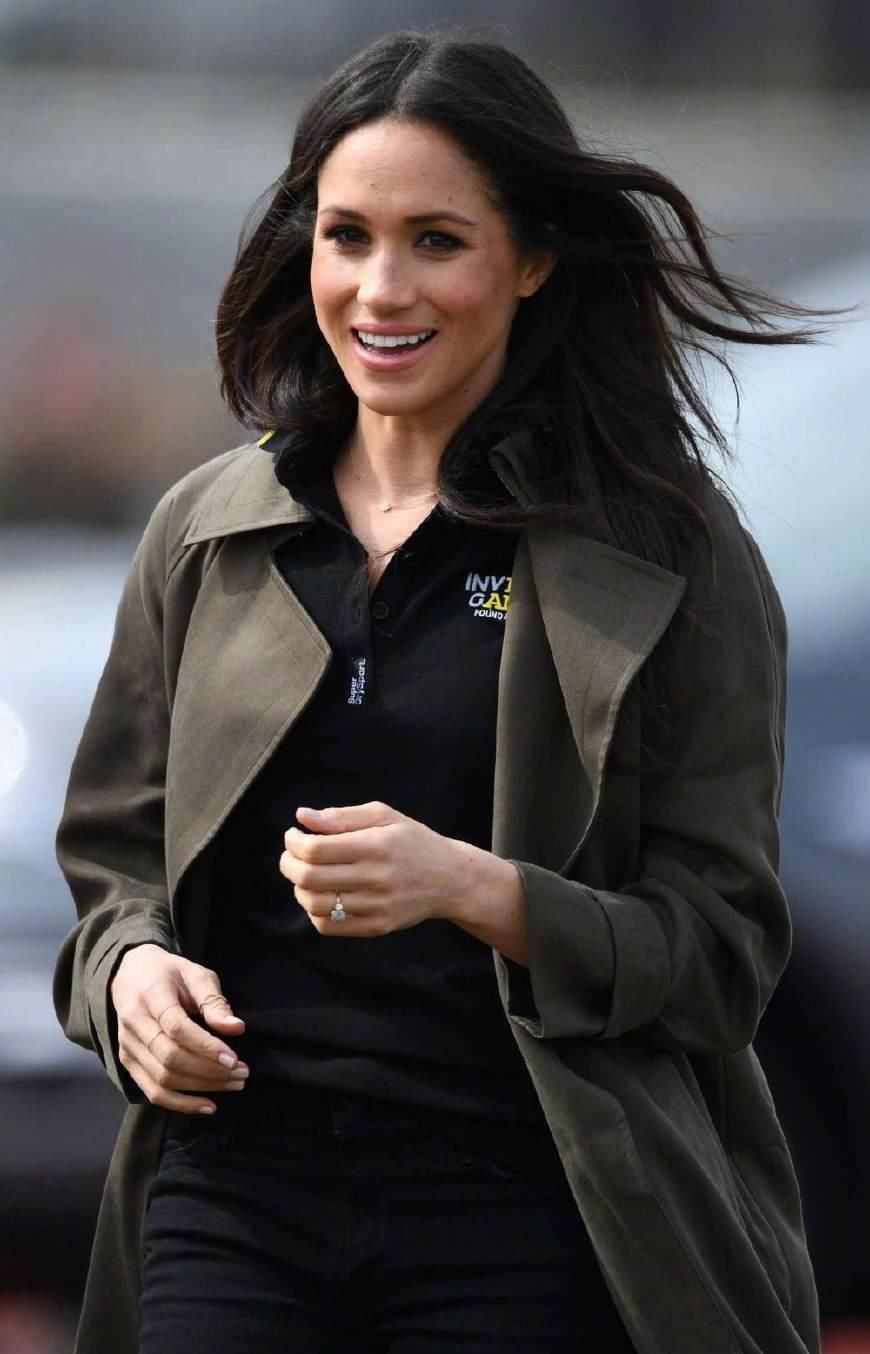 梅根婚后首次放弃裙装，风衣亮相获外媒夸赞:有戴安娜当年的风采