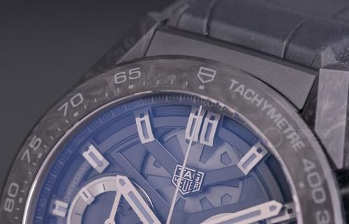  [系列]“赛车场上的黑色旋风” 品鉴泰格豪雅卡莱拉系列碳纤维陀飞轮幻影腕表