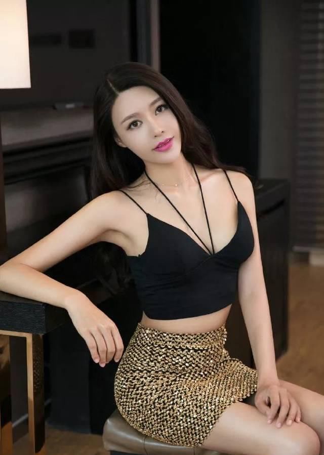  女士■紧身裙配搭高跟鞋子，秀出女士雅致风采的气场