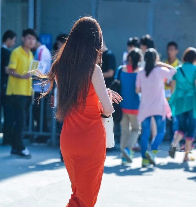 街拍像风一样的高开叉红裙美女，气质优雅迷人，白皙的美腿忽隐忽