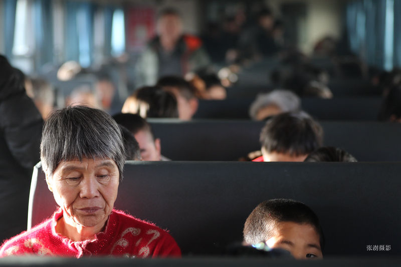 盘一盘绿皮火车上的表情谱，时间在这里仿佛停止多年未变