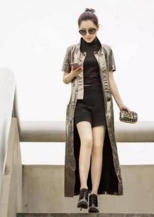 许晴裙子下面穿秋裤，还把秋裤塞凉鞋，网友：像农村大妈