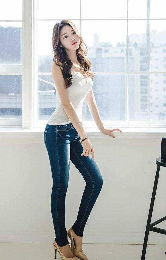 紧身裤行走时气场十足，妹子给人稳重成熟的魅力