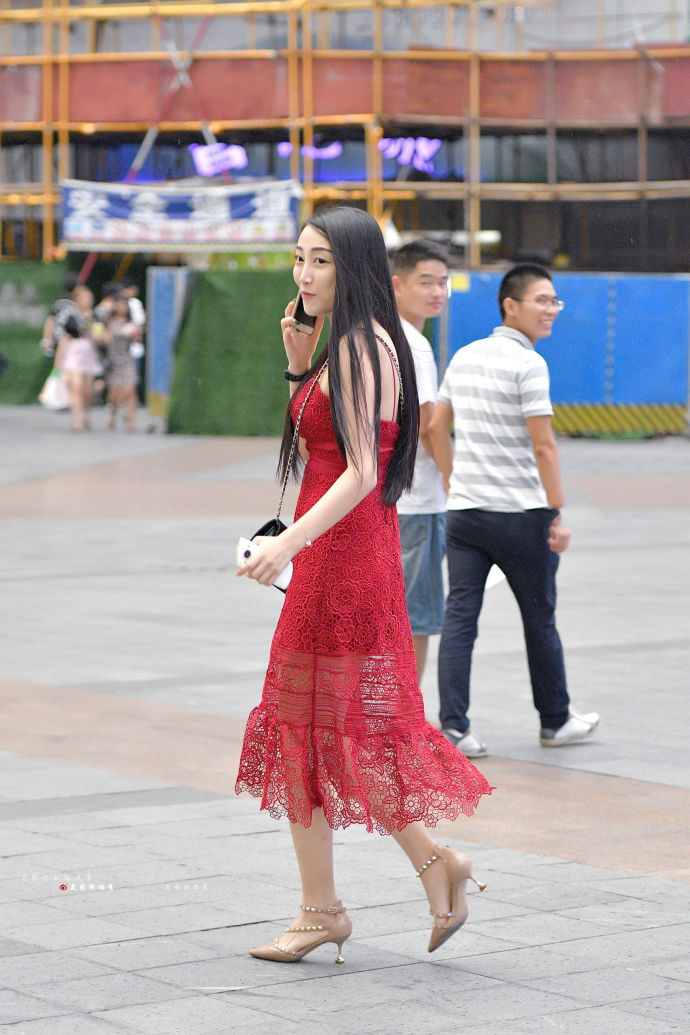 路人街拍，吊带镂空连衣裙，红红火火的美丽