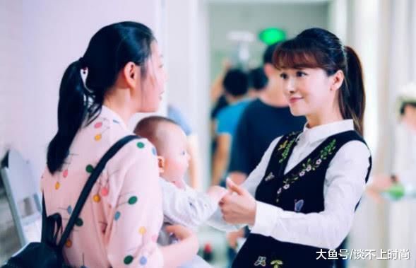 陈紫函身穿长裙被勒成这样 网友：穿衣风格可越来越离谱了