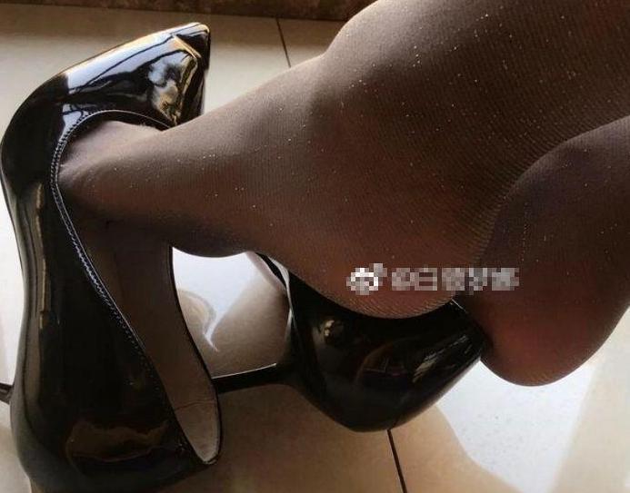 优雅大气的尖头细跟, 展现出温柔的女人味, 美丽的双脚真迷人