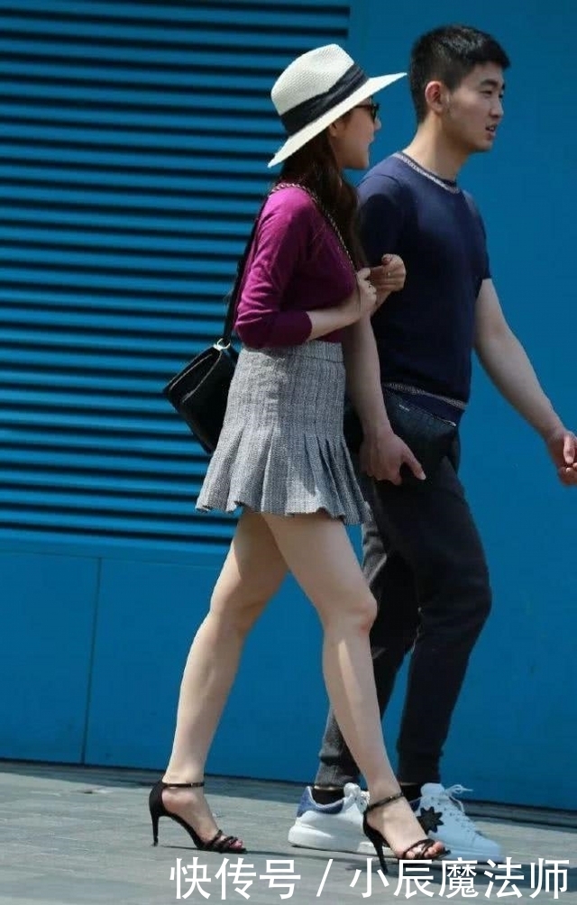  迷人|路人街拍，靓女身上穿着一件深紫色的上衣，显得更加迷人