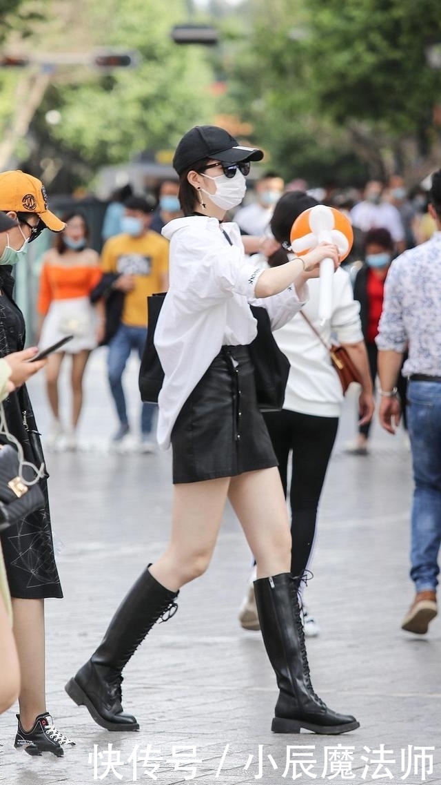 「美女」路人街拍,美女穿黑色的紧身连衣短裙,给人一种很清新的感觉