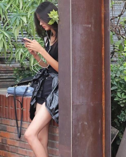  #优雅#美女时尚街拍：清新优雅的小姐姐，一件格子背心配黑色长裙，时尚美丽大方
