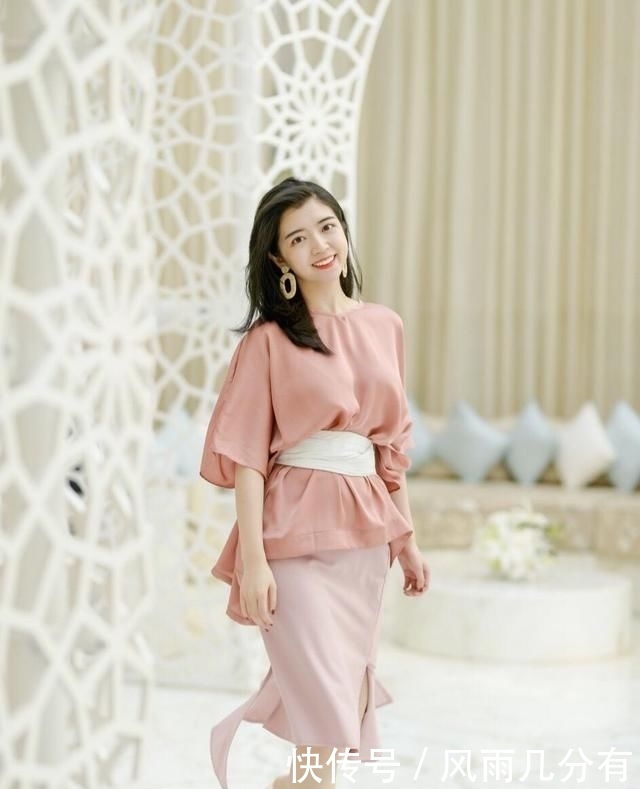  「粉色」奔三的女人应该如何穿？藕粉色上衣搭配半身包臀裙，谁穿谁好看！
