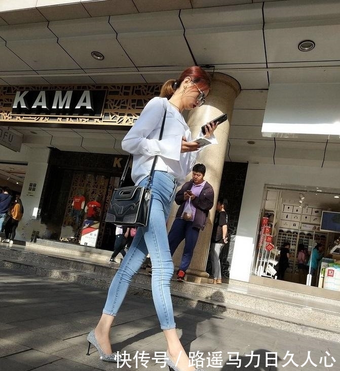  #穿着打扮#身材好的妹子，乱选角度都很美，这条牛仔裤也显了神韵！