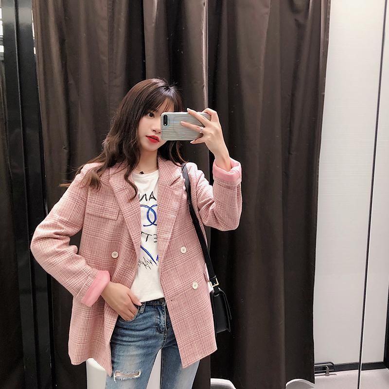 不得不说媳妇真会穿，“港味小西装”搭配牛仔裤，漂亮的清新脱俗