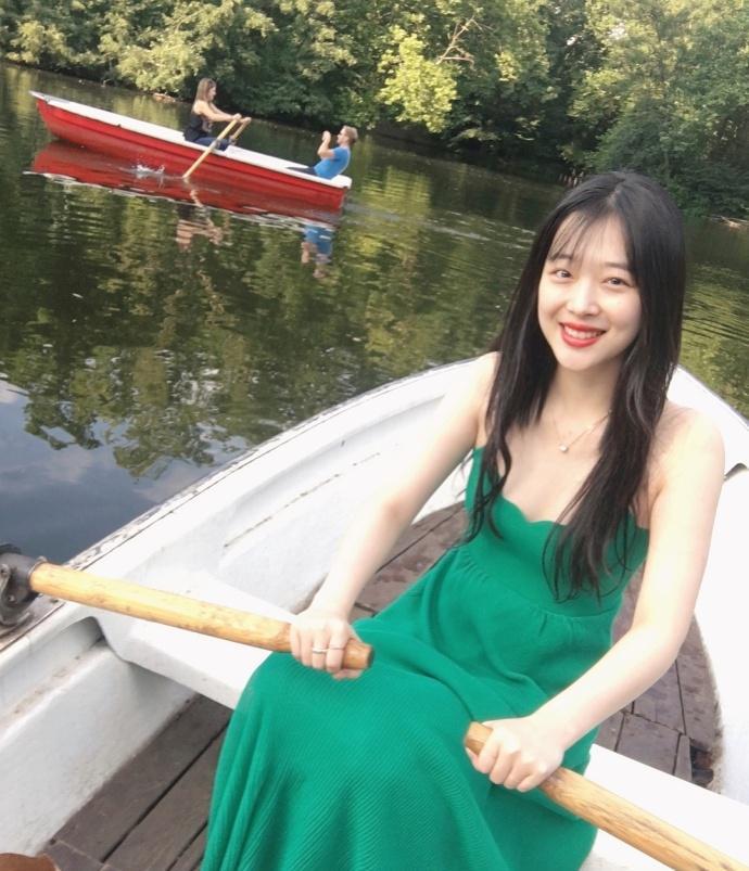 路人街拍，雪莉穿吊带连衣裙出游少女感爆棚 ????