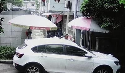 堵住|私家车堵住小区道路好几个小时,挪车电话没人接居民怒扔尿不湿!