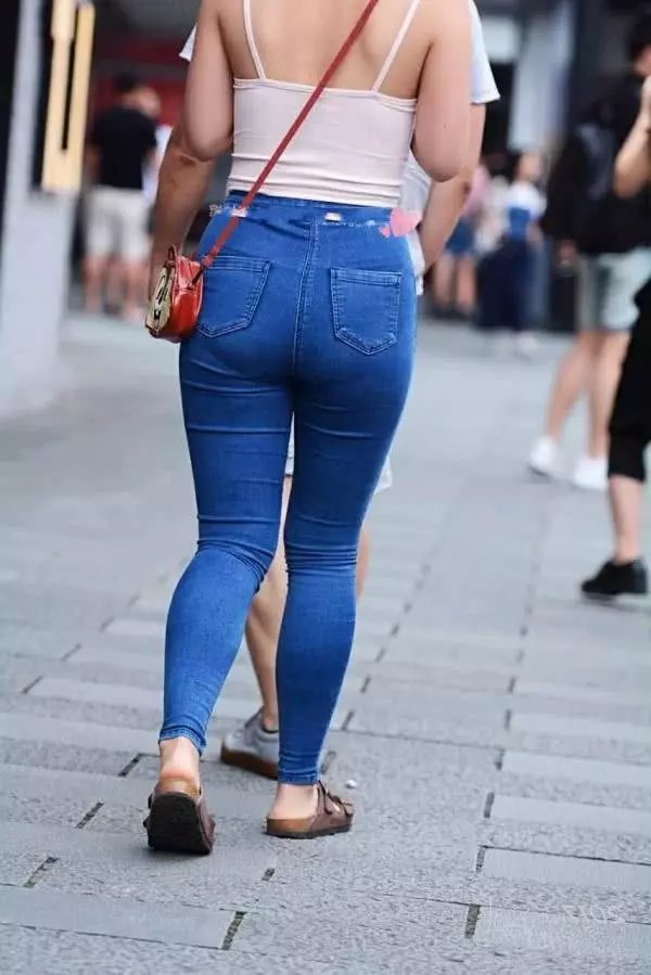 气质小姐姐这紧绷的身材非常完美，被路人吐槽成为“太平公主”