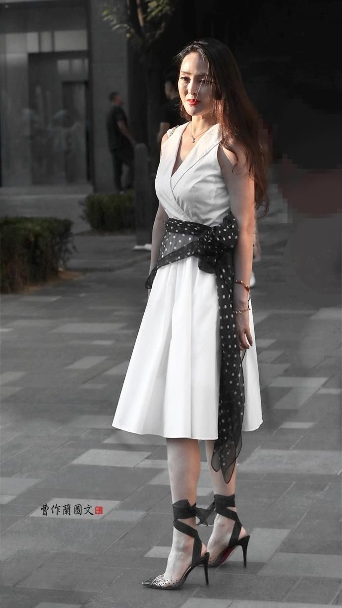 红底高跟鞋:美女穿出高度、穿出身份,还能穿出什么?