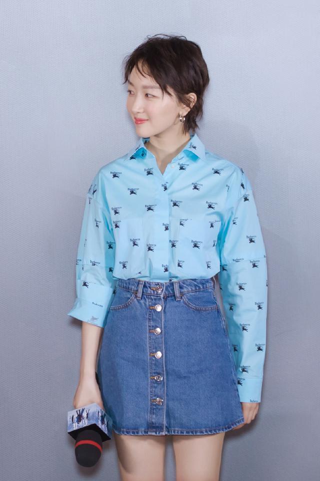 周冬雨尴尬了！身着粉色深V长裙暴露娇小身材，网友：胸去哪儿？