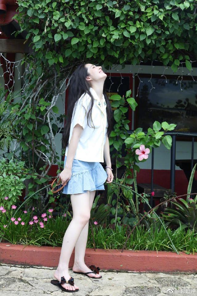 郭碧婷出席活动，礼服上半身开好大，网友：以前的清纯气质全没了