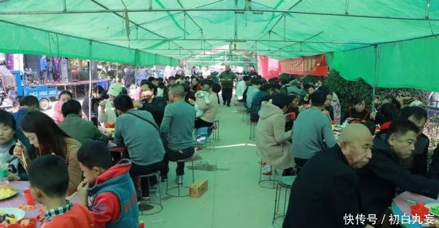  [超乎]苏北农村给新生儿“送粥米”，吃大席场面热闹非常，超乎想象！
