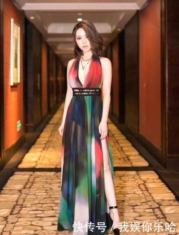 邓紫棋的5套衣服，吊带背心全靠两条带支撑，网友：佩服！