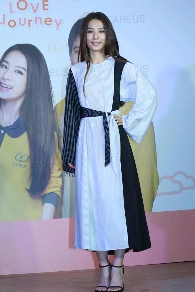 马苏真大胆! 穿的牛仔短裤都破成这样完全遮不住 网友: 还不如不