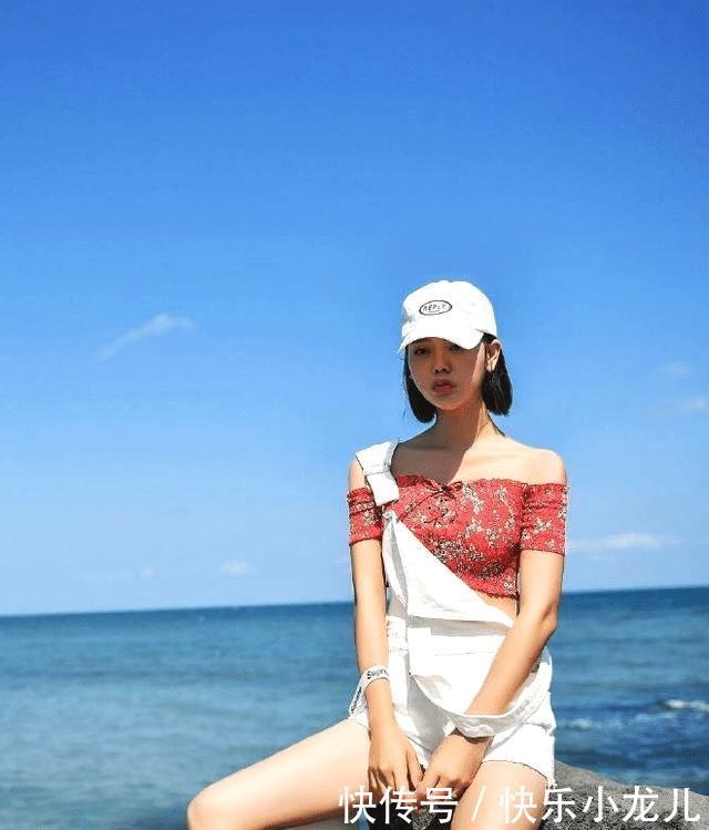 「牛仔」街拍:白色牛仔吊带小姐姐,真的非常仙女呀