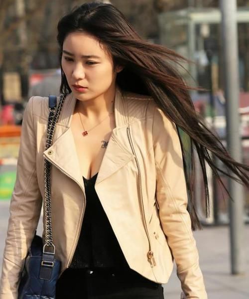  【美女】养眼女神街拍：笑容甜美的美女，一件白色短袖配蓝色牛仔裤，时尚达人气质