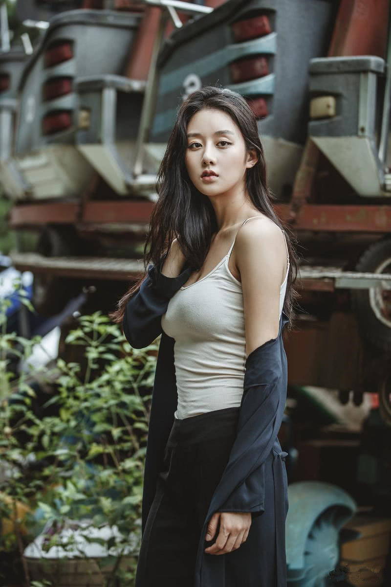 街拍：清新性感气质优雅的小姐姐，身姿曼妙魅力十足！