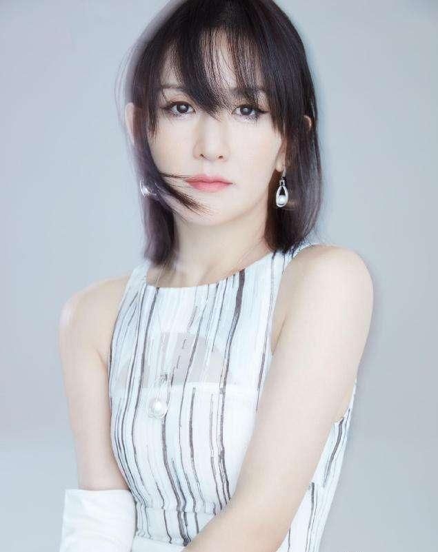 谢娜“洗碗手套”戴一只，还在腿上大玩透视