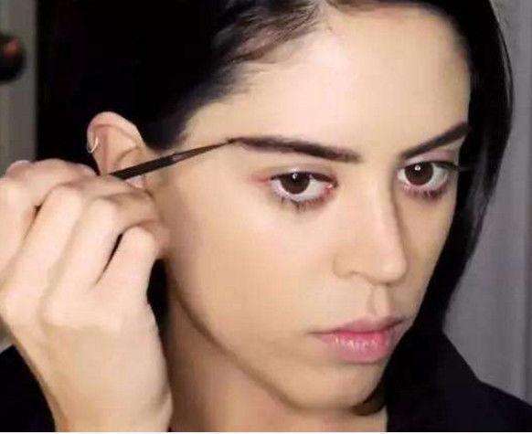 妙龄女子为进男厕体验, 化妆成大叔, 厕所里面男士的反应让人意外