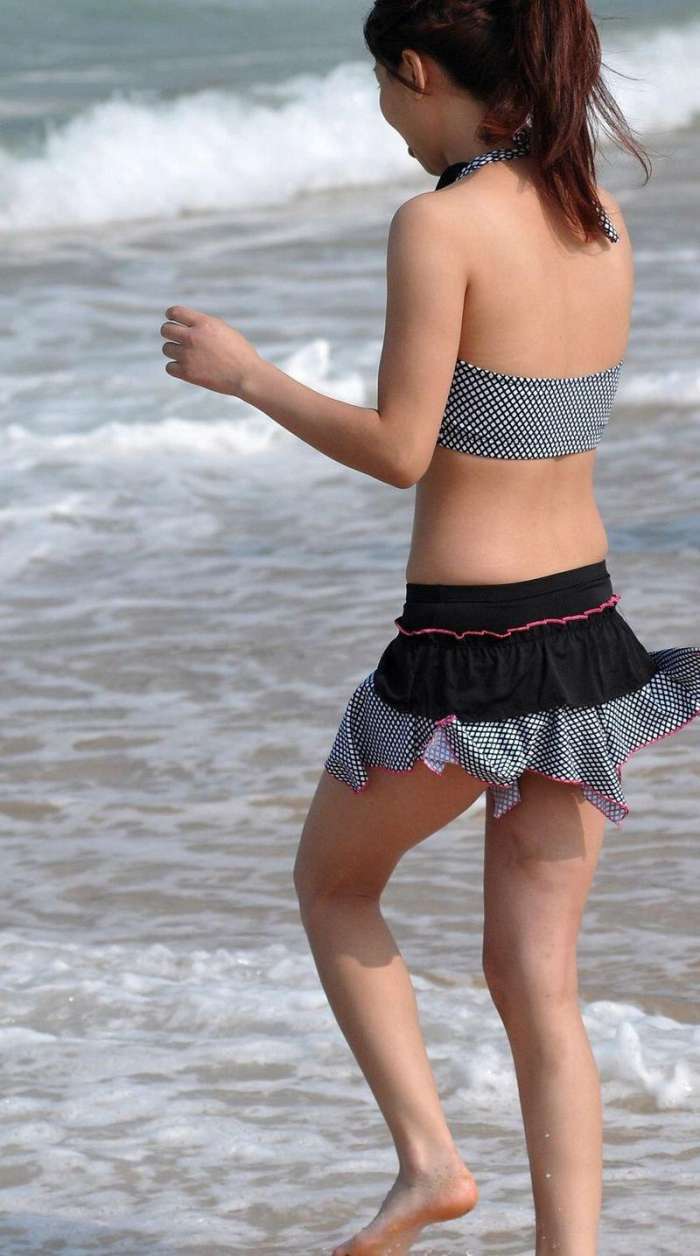 穿上一件漂亮的比基尼在大海中游玩, 是一件多么惬意的事情!