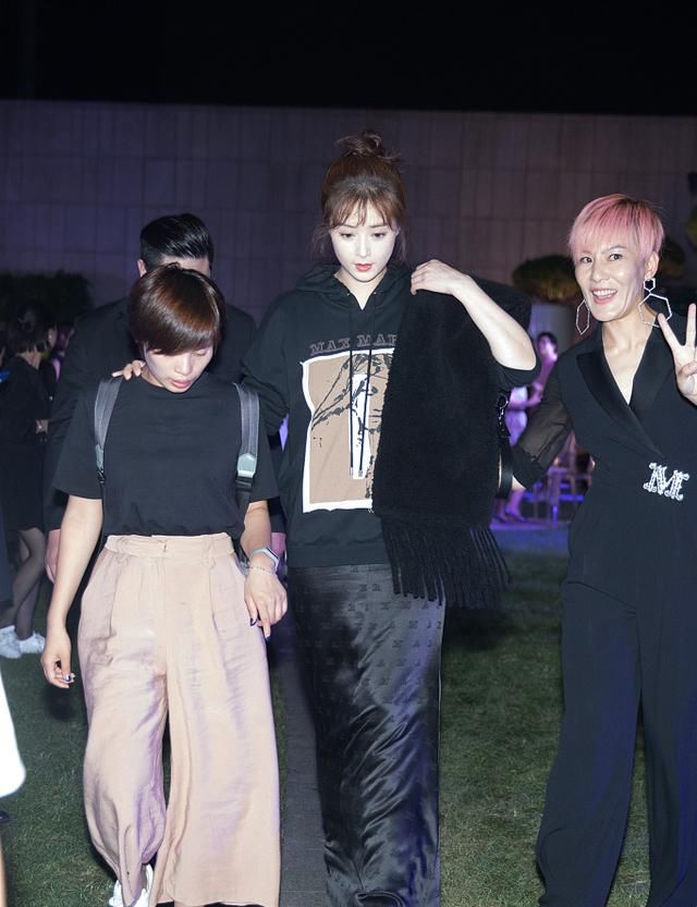 蒋欣四川出席活动，一身混搭现身，网友:怎么穿都好看