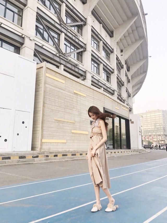 黄一琳真疯狂！全身上下只穿了件T恤就出门，网友：敢坐下吗？