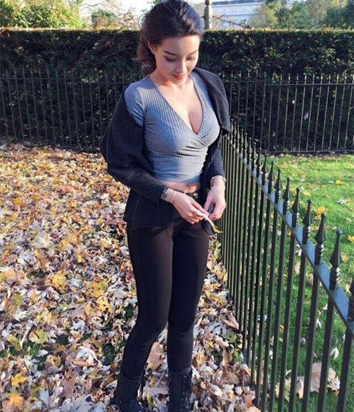 街拍：紧身裤美女，身材丰腴，气质出众