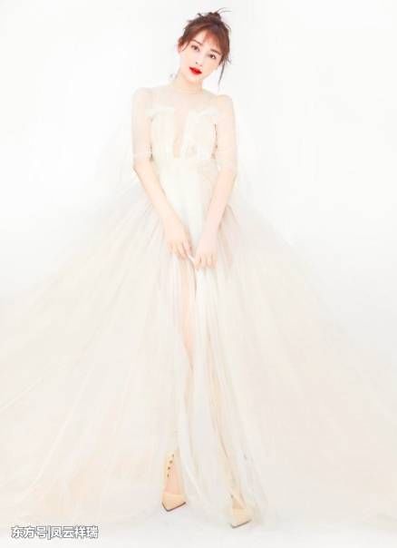 甘婷婷穿着大胆而前卫，网友:从不吝惜自身的美