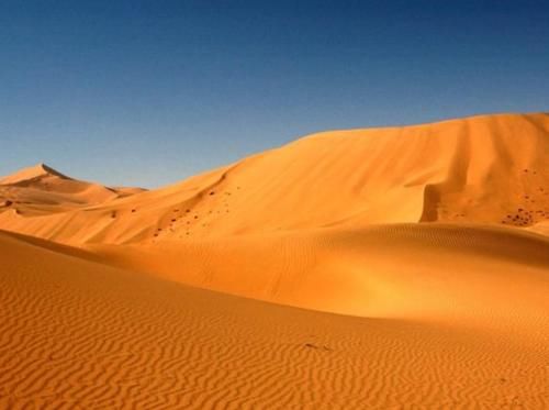 中国最“孤独”寺庙，屹立沙漠中200年，没网没电仅一人在坚守