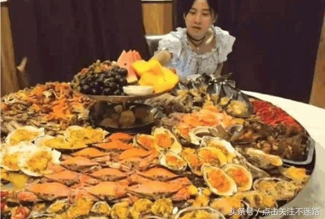 网红直播吃东西后忘记关摄像头 真相原来是这样！网友：上当了…