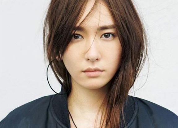 脸上有这4个特点的女生，会特别“耐看”，素颜比化妆更“抢眼”