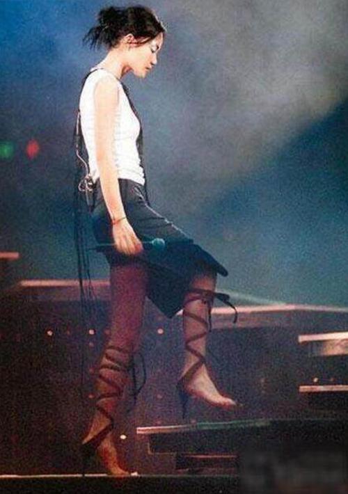 赵丽颖穿恨天高大家能理解，但是王菲这双无底高跟鞋，真的给跪了