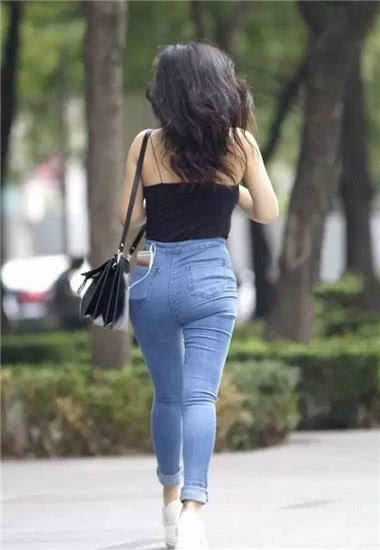 清爽的小姐姐，紧身牛仔裤勾勒丰腴阔达的线条，厚厚的很可爱