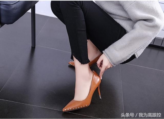 18颗圆形铆钉分布于尖头两侧的性感高跟鞋